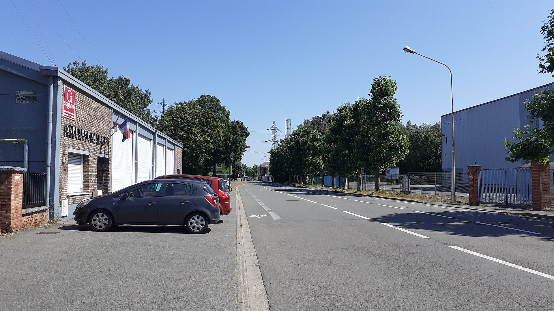 Centre de secours en briques avec ses portes de remise et le drapeau tricolore