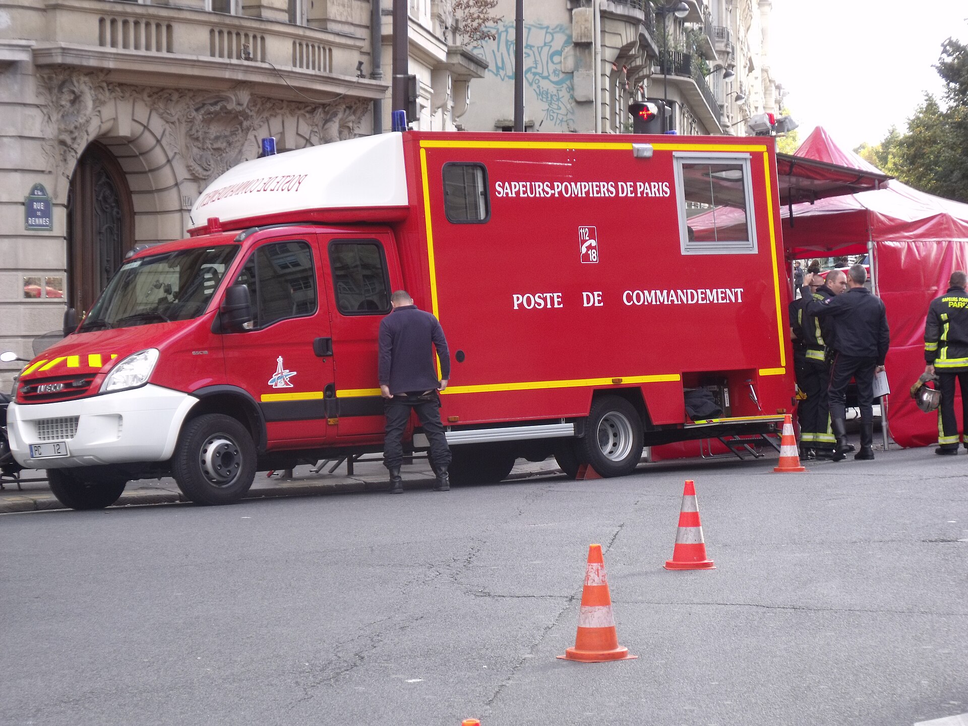 Véhicule poste de commandement de sapeurs-pompiers