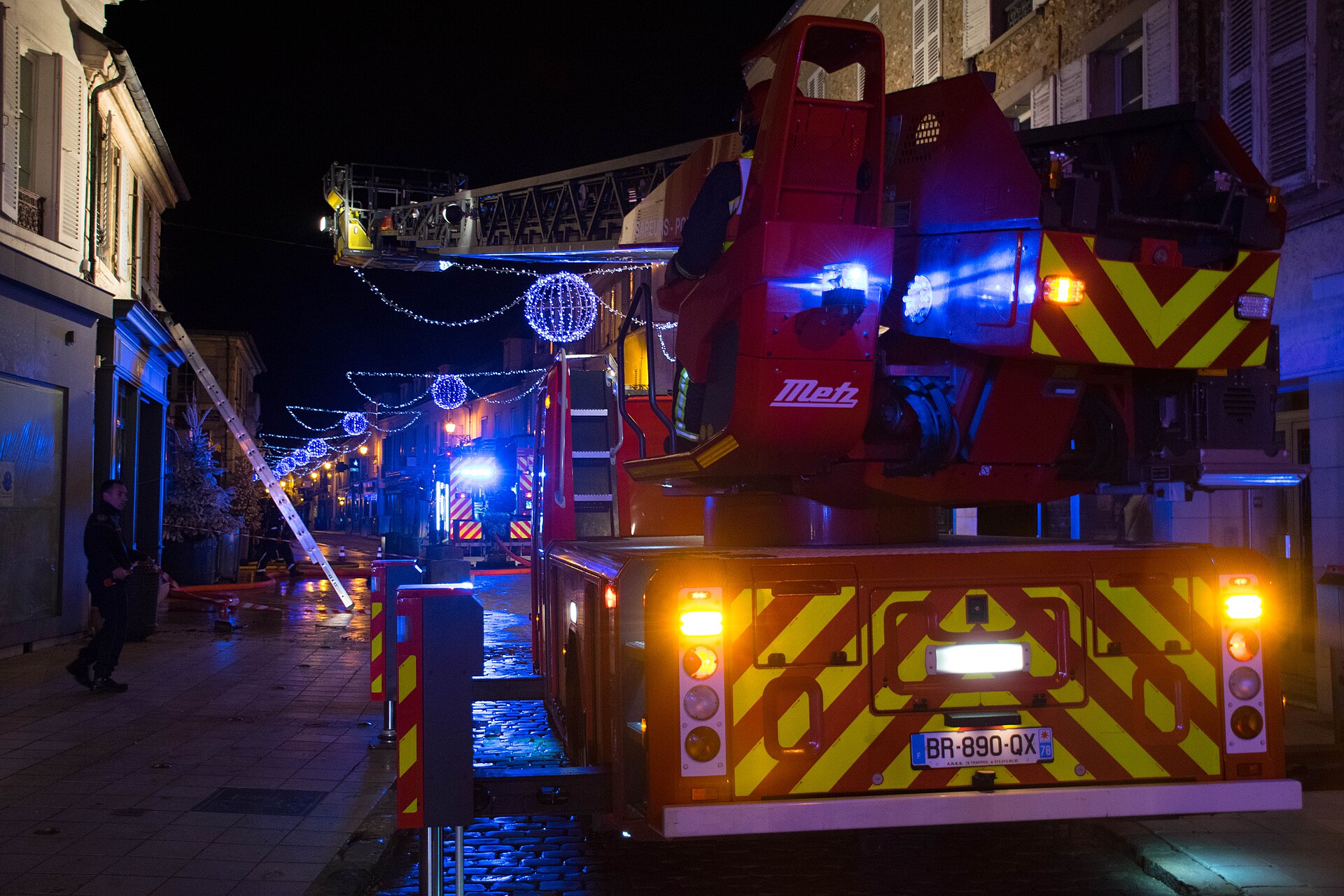 Échelle aérienne déployée dans une rue lors d'une intervention de nuit