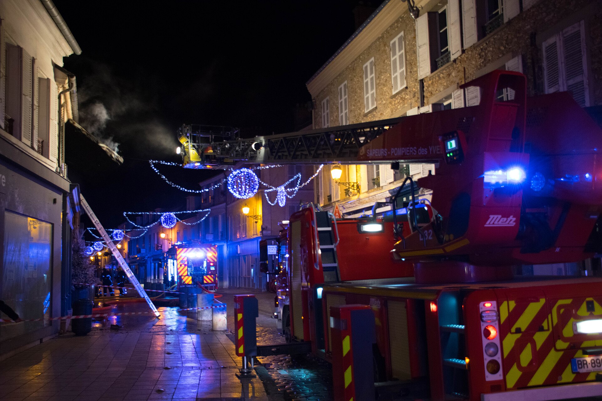 Sapeurs-pompiers reconditionnant le matériel en fin d'intervention